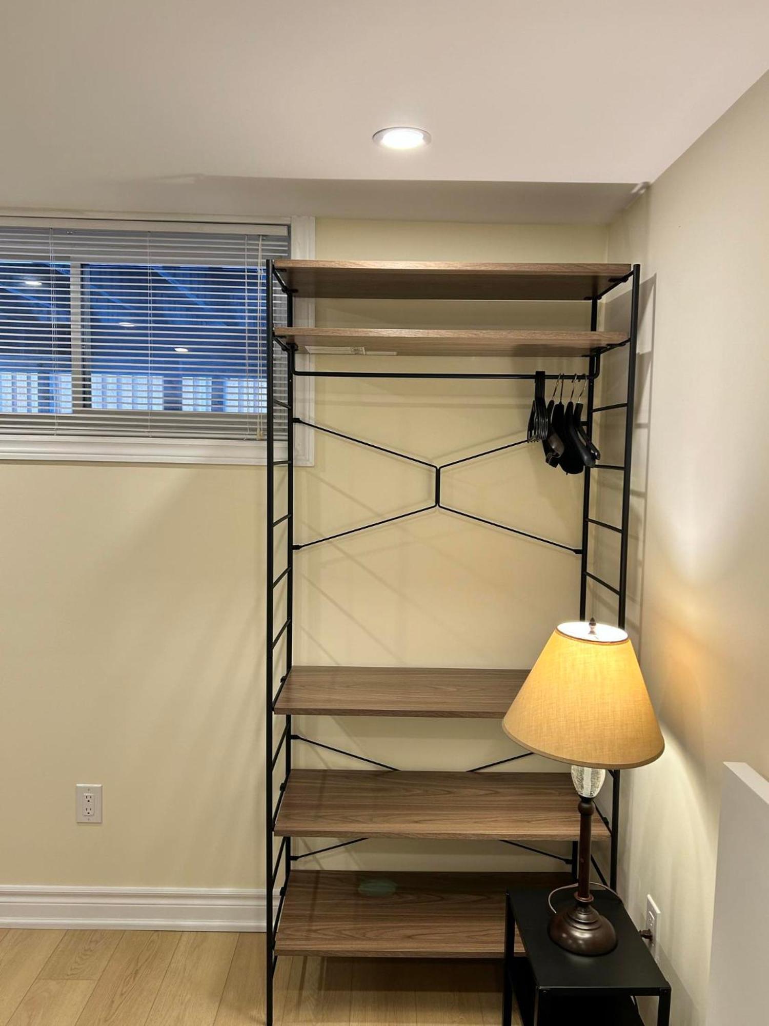 Brand New Lower Home With Exclusive Bathroom トロント エクステリア 写真