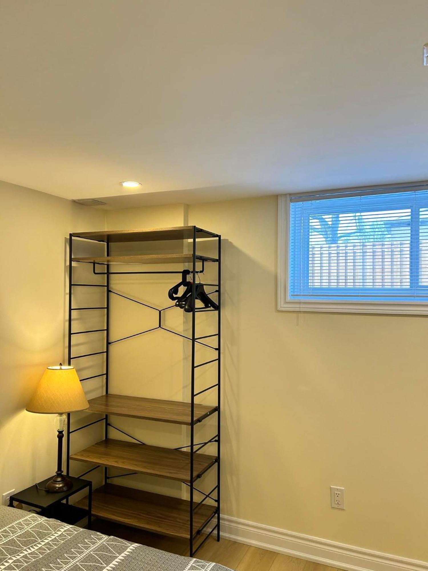 Brand New Lower Home With Exclusive Bathroom トロント エクステリア 写真