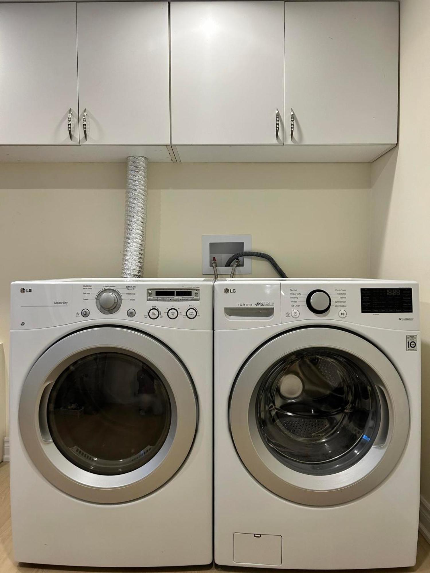Brand New Lower Home With Exclusive Bathroom トロント エクステリア 写真
