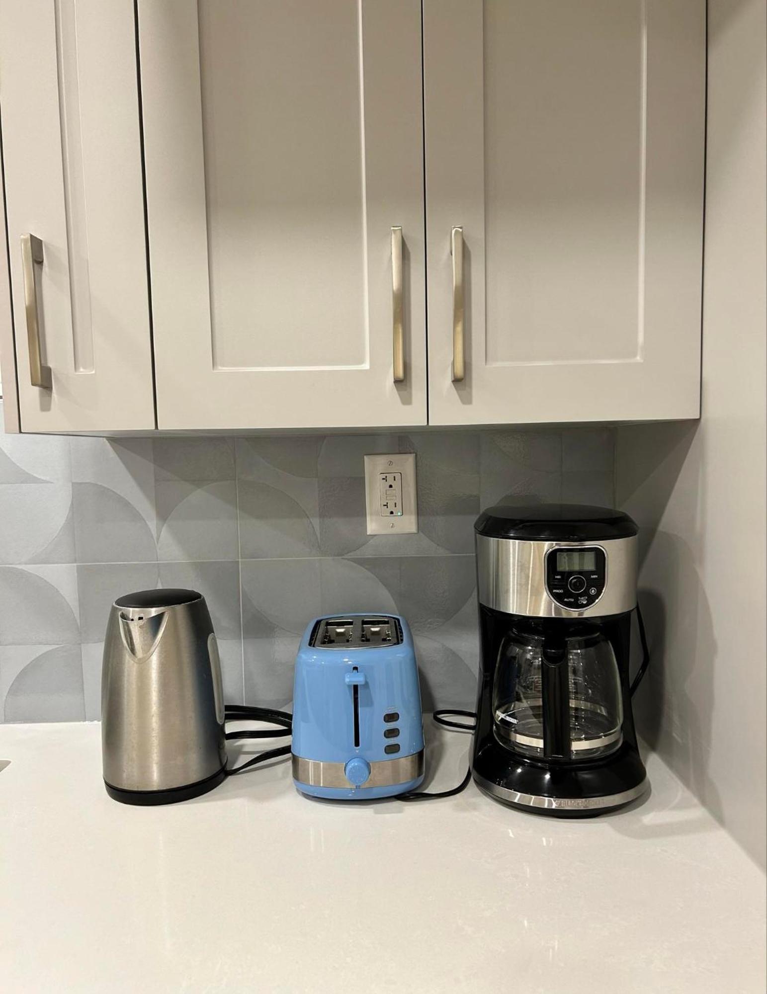 Brand New Lower Home With Exclusive Bathroom トロント エクステリア 写真