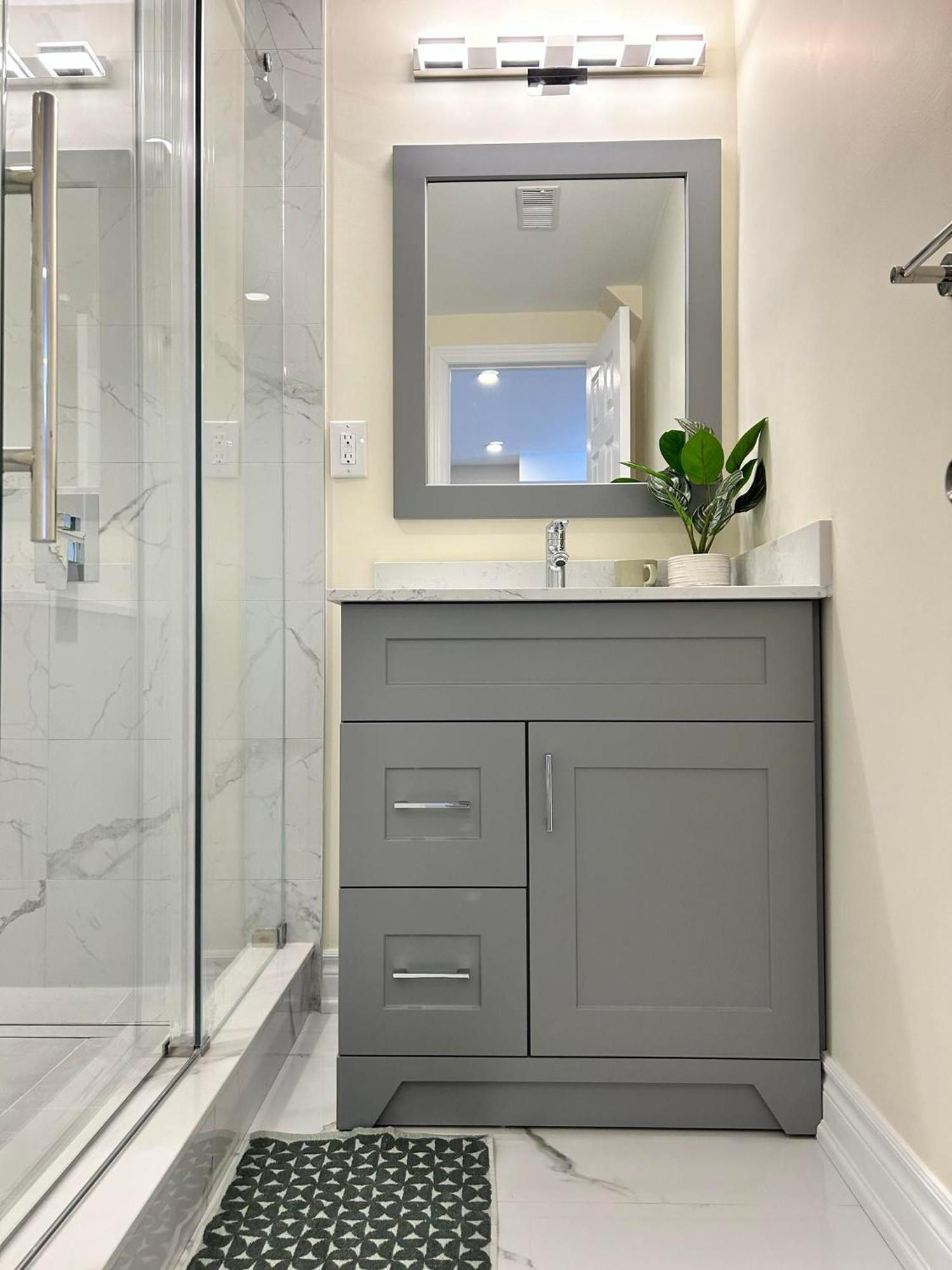 Brand New Lower Home With Exclusive Bathroom トロント エクステリア 写真
