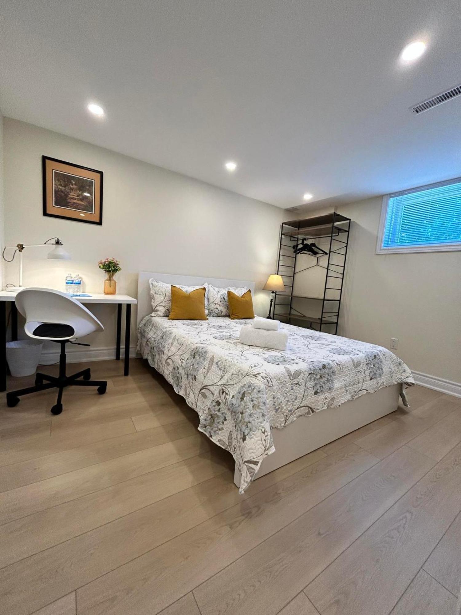 Brand New Lower Home With Exclusive Bathroom トロント エクステリア 写真