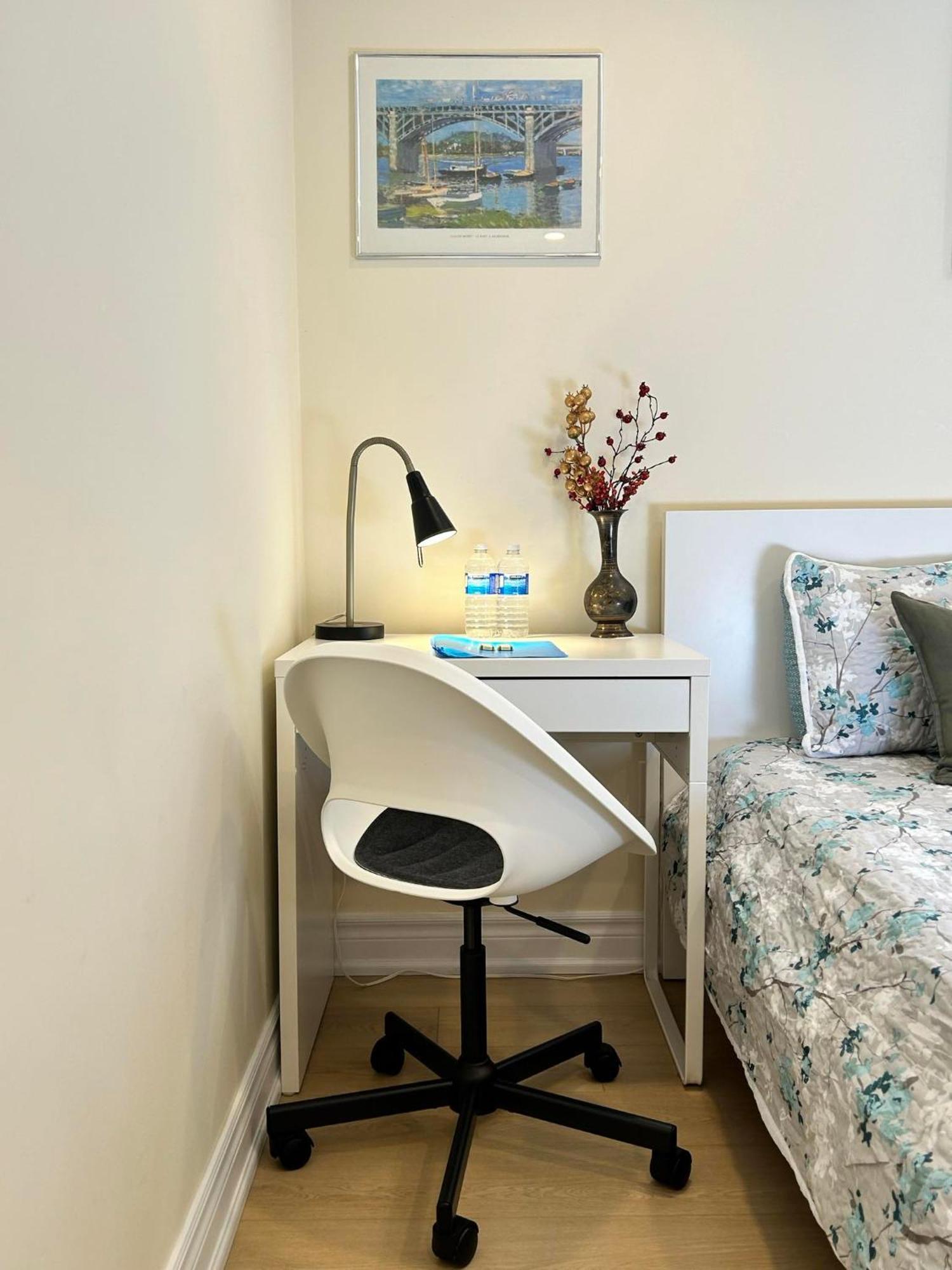 Brand New Lower Home With Exclusive Bathroom トロント エクステリア 写真