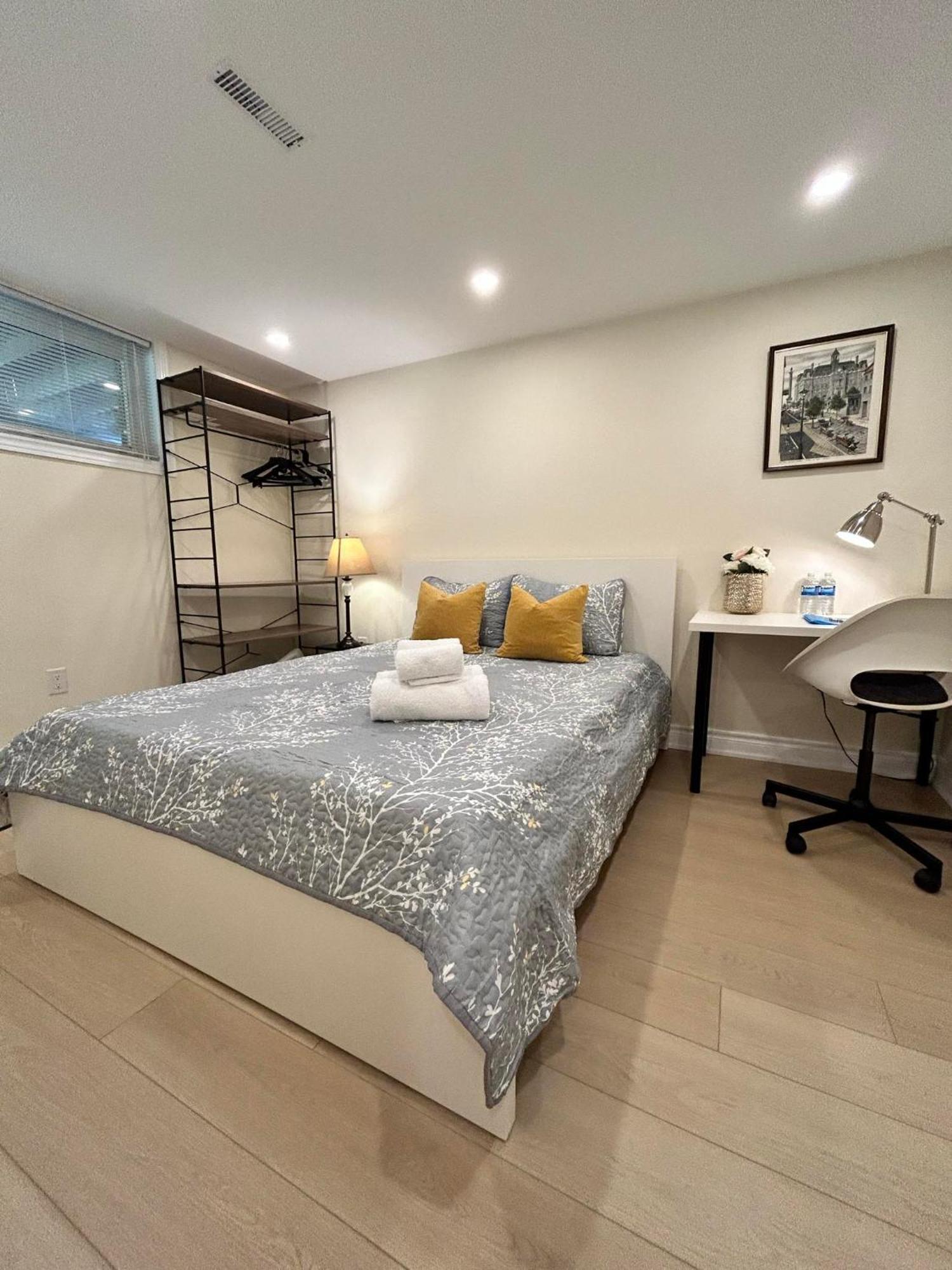 Brand New Lower Home With Exclusive Bathroom トロント エクステリア 写真