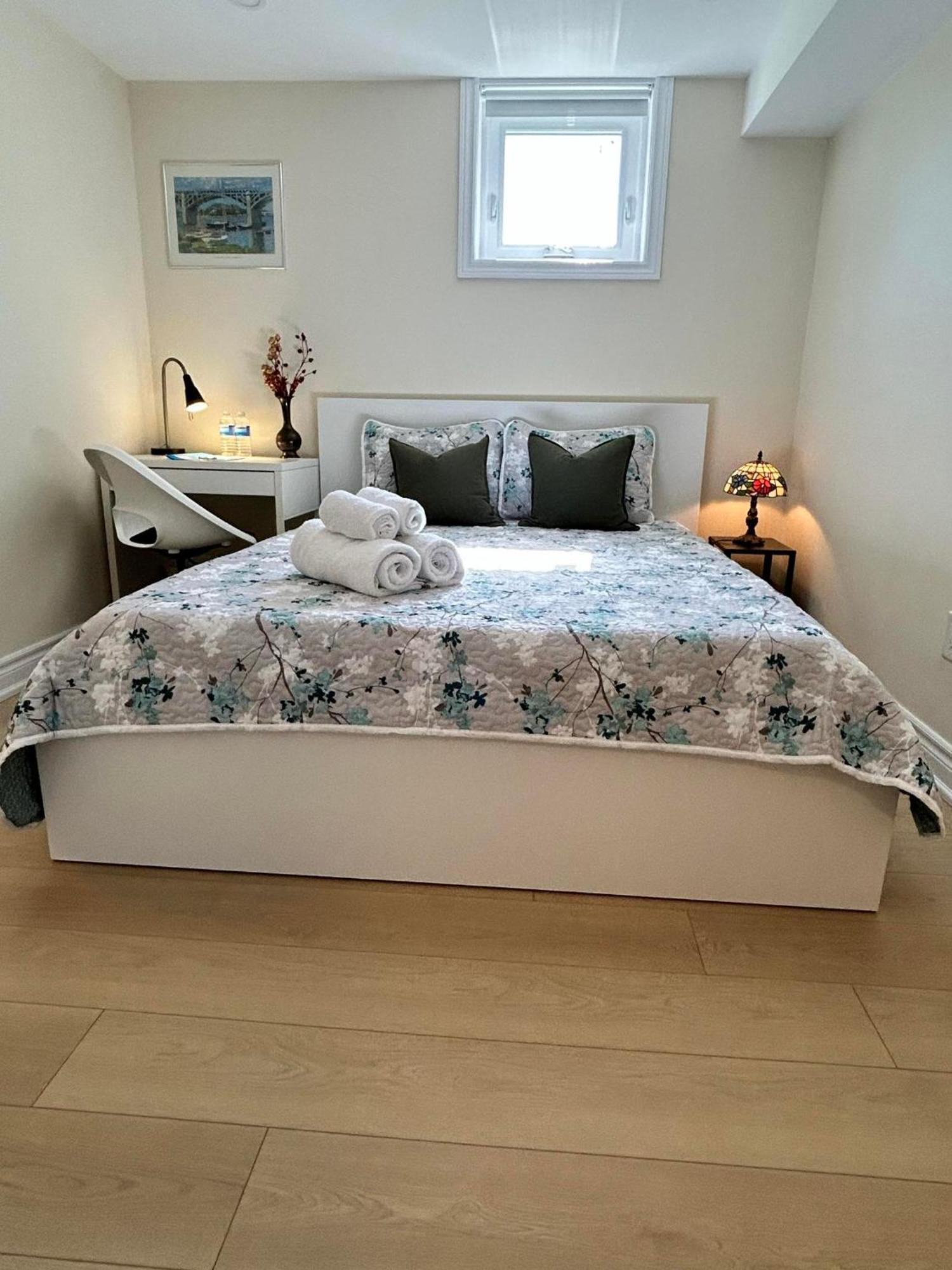 Brand New Lower Home With Exclusive Bathroom トロント エクステリア 写真