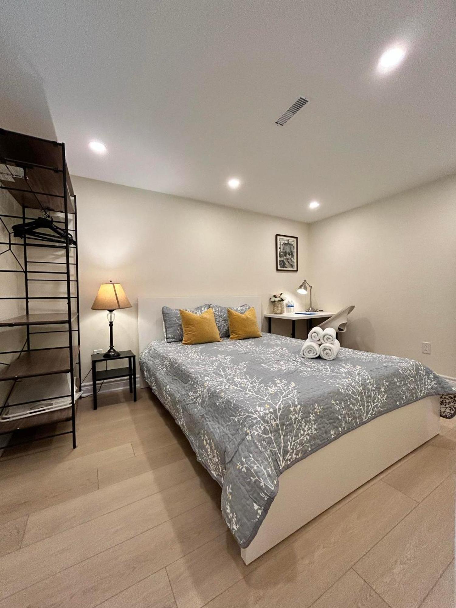 Brand New Lower Home With Exclusive Bathroom トロント エクステリア 写真