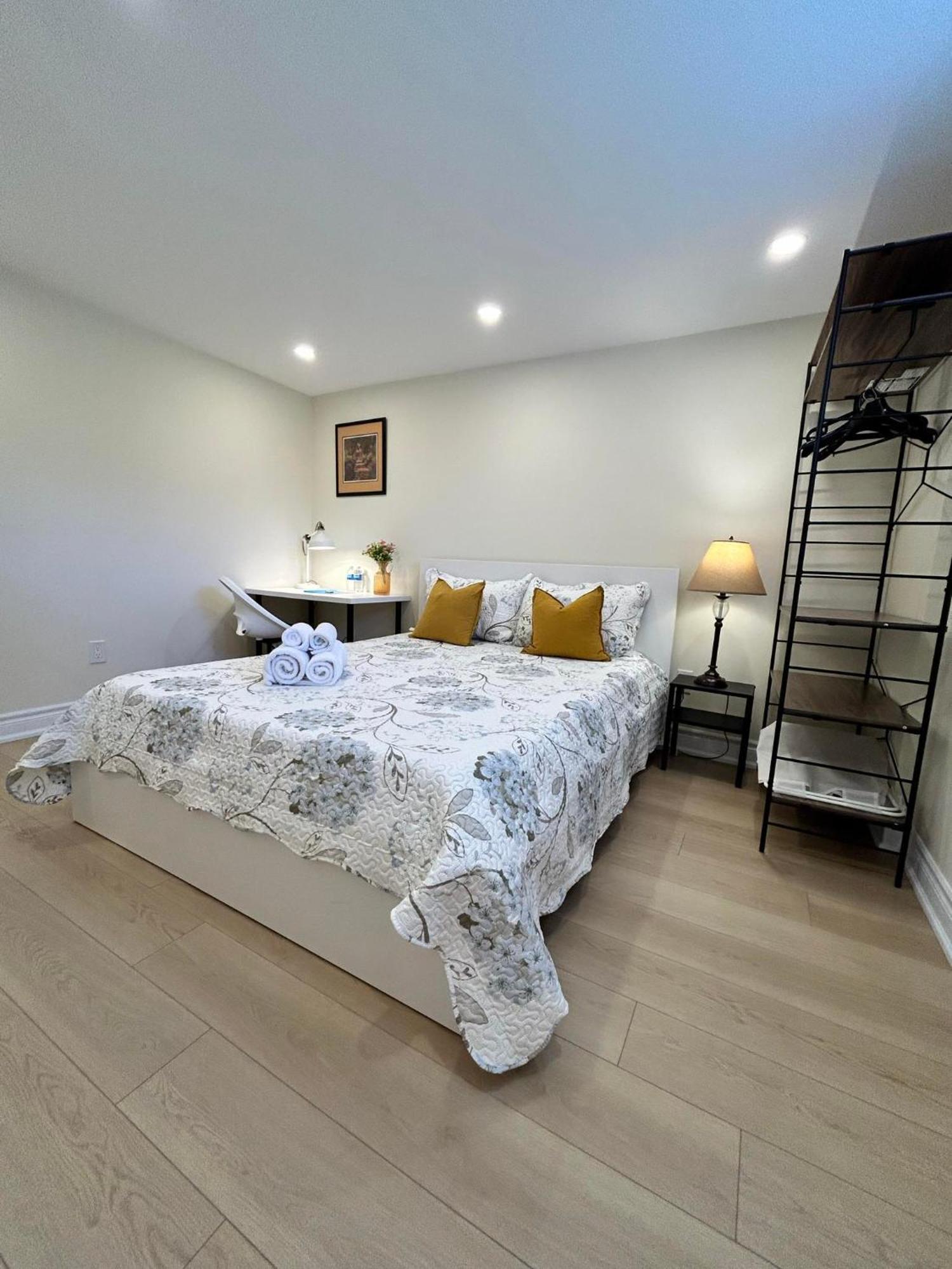 Brand New Lower Home With Exclusive Bathroom トロント エクステリア 写真